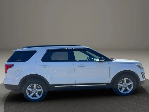 Used 2017 Ford Explorer XLT w/ Equipment Group 201A AWD/4WD image 6