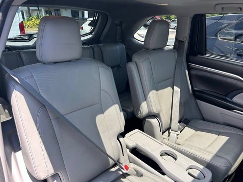 Used 2018 Toyota Highlander Limited Platinum FWD image 51