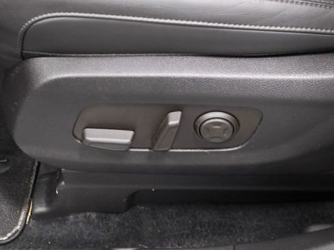 Used 2025 Kia Carnival FWD image 25