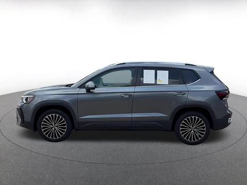 Used 2025 Volkswagen Taos SE FWD image 9