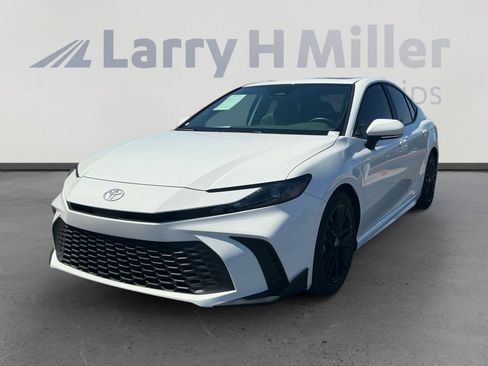 Certified 2025 Toyota Camry SE image 1