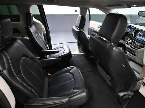 Used 2024 Chrysler Pacifica Touring-L FWD image 43