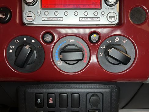 Used 2011 Toyota FJ Cruiser 2WD w/ Upgrade Pkg image 26