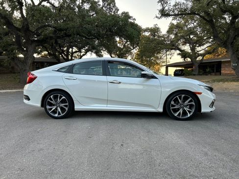 Used 2019 Honda Civic Touring image 3