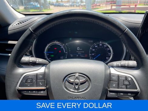Used 2024 Toyota Highlander XLE FWD image 8
