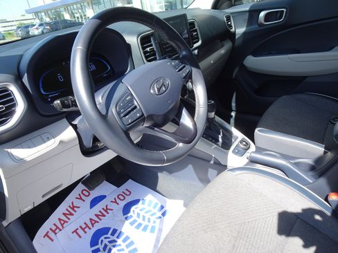 Used 2023 Hyundai Venue Limited FWD image 10