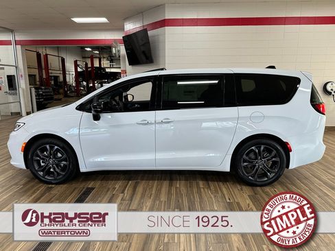 New 2026 Chrysler Pacifica Select image 2