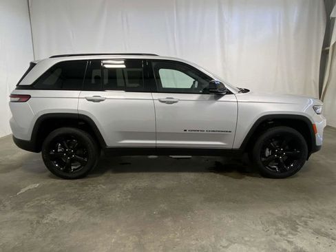 New 2025 Jeep Grand Cherokee Altitude image 2