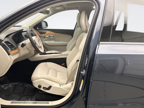 Used 2022 Volvo XC90 T6 Momentum w/ Climate Package AWD/4WD image 11