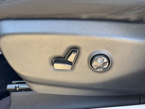 Certified 2023 Chrysler Voyager LX image 10