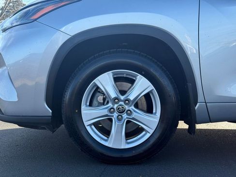 Used 2024 Toyota Highlander LE image 9