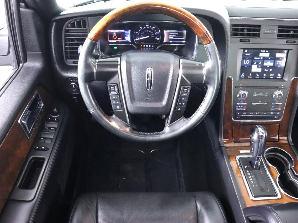 Used 2016 Lincoln Navigator Select RWD image 32