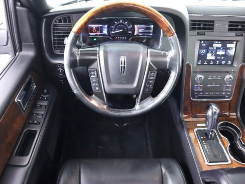 Used 2016 Lincoln Navigator Select RWD image 32