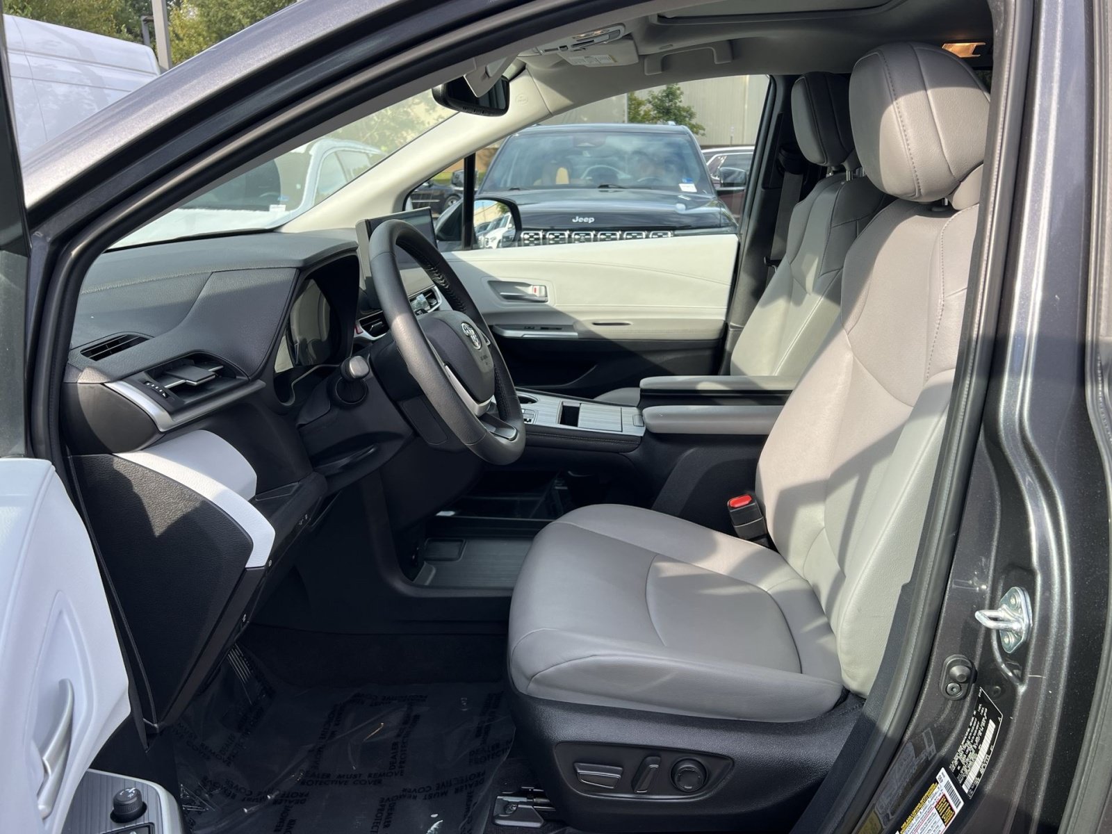 Used 2025 Toyota Sienna XLE FWD image 13