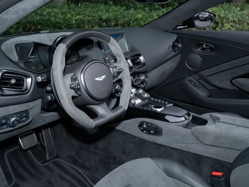 Used 2023 Aston Martin V8 Vantage Roadster image 16