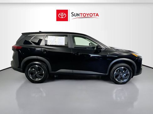 Used 2024 Nissan Rogue SV FWD image 2