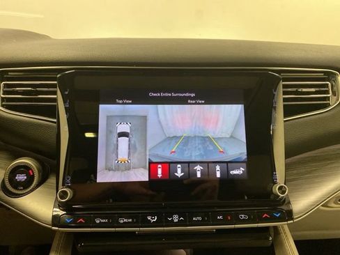 Certified 2024 Jeep Wagoneer L Series III w/ Premium Group I AWD/4WD image 16