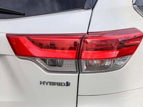 Used 2017 Toyota Highlander XLE image 11