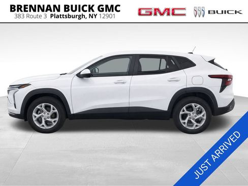Certified 2024 Chevrolet Trax LS w/ LS Convenience Package FWD image 2