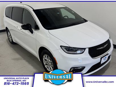 Used 2025 Chrysler Pacifica Select