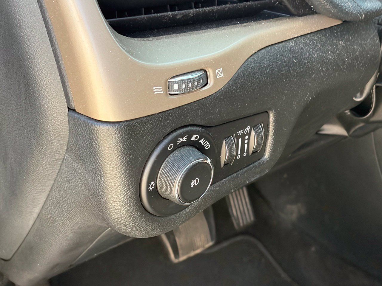 Used 2015 Jeep Cherokee Latitude AWD/4WD image 6