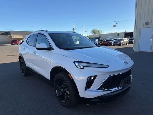 Used 2024 Buick Encore GX Sport Touring image 2