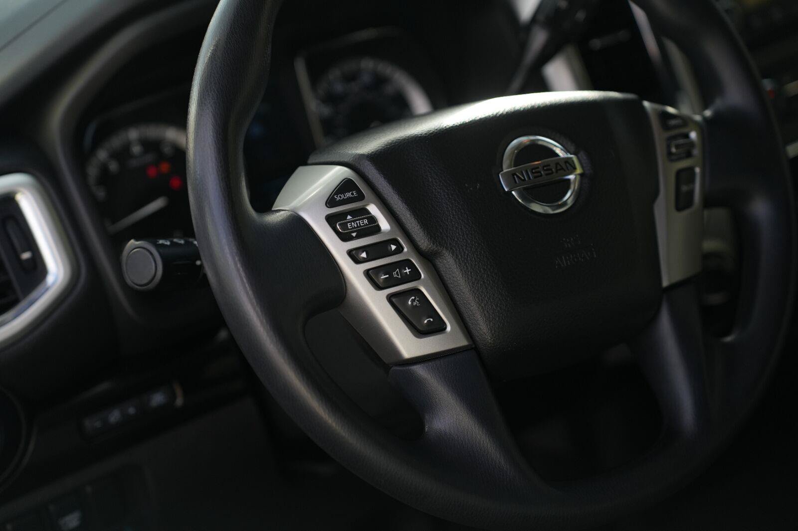 Used 2018 Nissan Titan SV AWD/4WD image 13