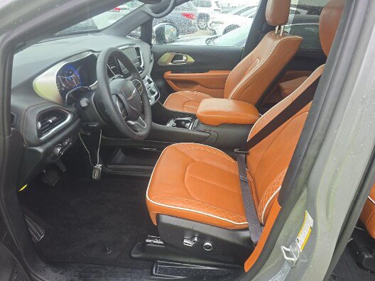 Used 2025 Chrysler Pacifica Pinnacle AWD/4WD image 11