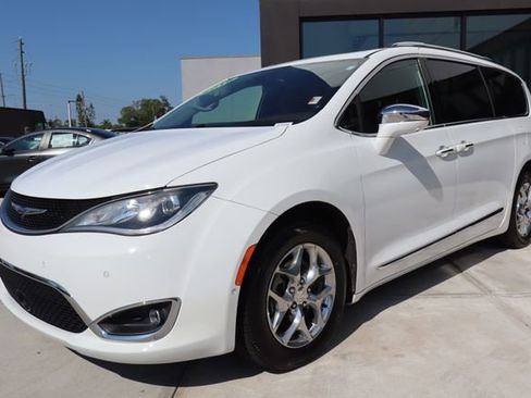 Used 2019 Chrysler Pacifica Limited w/ Advanced Safetytec Group FWD image 8