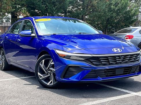 Used 2024 Hyundai Elantra Limited FWD image 2