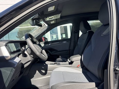 New 2026 Volkswagen Tiguan SE R-Line image 9