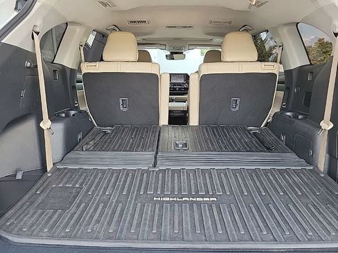 Used 2021 Toyota Highlander XLE AWD/4WD image 17