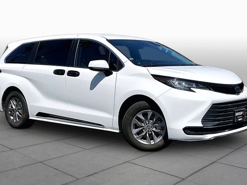 Certified 2022 Toyota Sienna LE FWD image 2