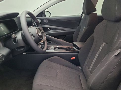 Used 2025 Hyundai Elantra SE image 17