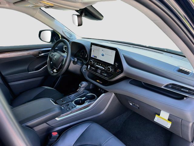 Used 2026 Toyota Highlander Limited AWD/4WD image 14