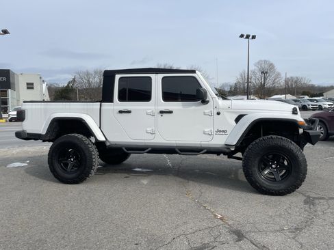 Used 2020 Jeep Gladiator Overland image 2