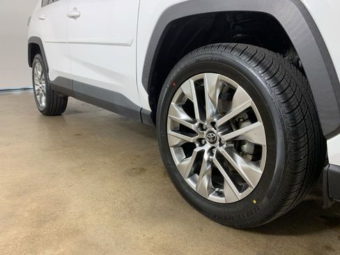 Used 2020 Toyota RAV4 XLE Premium FWD image 6