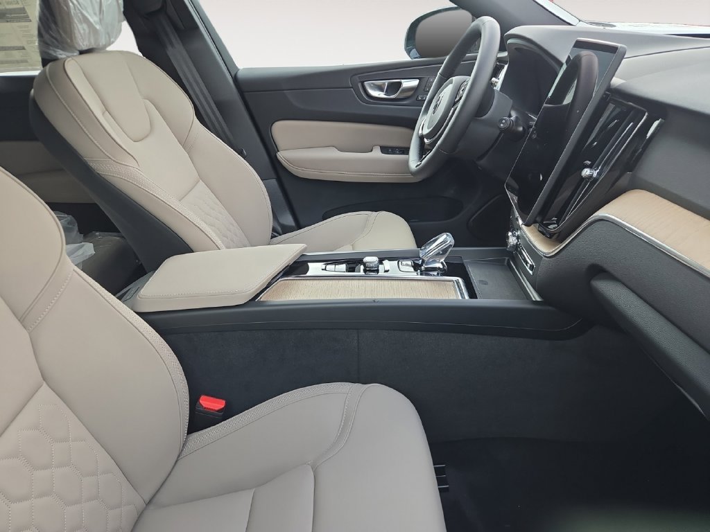 New 2027 Volvo XC60 B5 Core AWD/4WD image 2