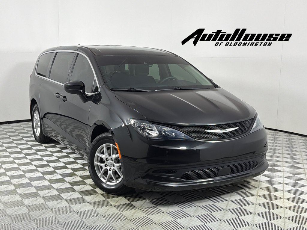 Used 2023 Chrysler Voyager LX FWD image 1