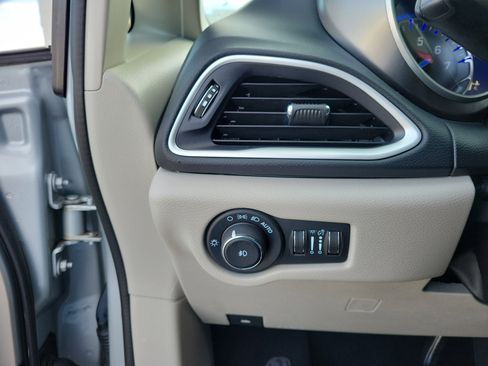 Used 2024 Chrysler Pacifica Touring-L image 20