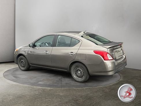 Used 2015 Nissan Versa SV image 3