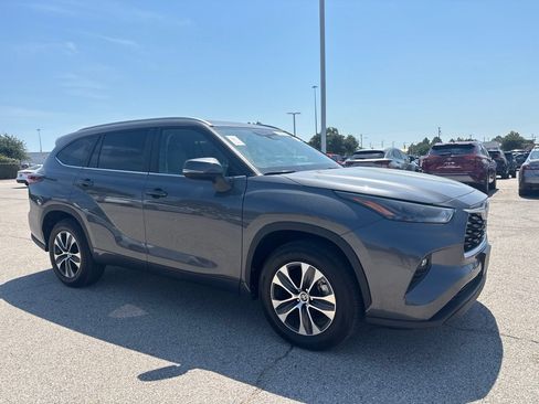 Used 2025 Toyota Highlander XLE FWD image 3