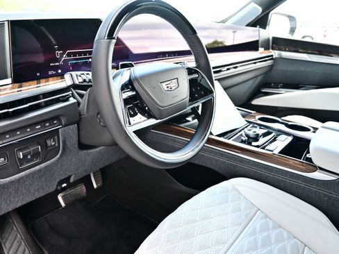 Used 2026 Cadillac Escalade Platinum Luxury w/ LPO, Radiant Package AWD/4WD image 29