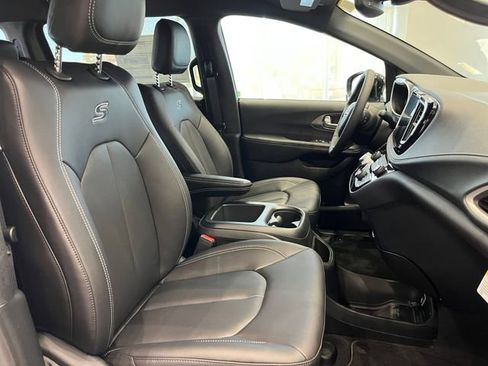 New 2026 Chrysler Pacifica Select AWD/4WD image 32