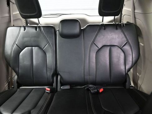 Used 2023 Chrysler Pacifica Touring-L image 14
