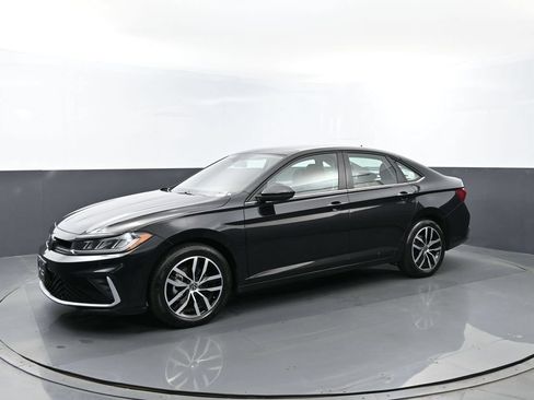 Used 2025 Volkswagen Jetta SE FWD image 1