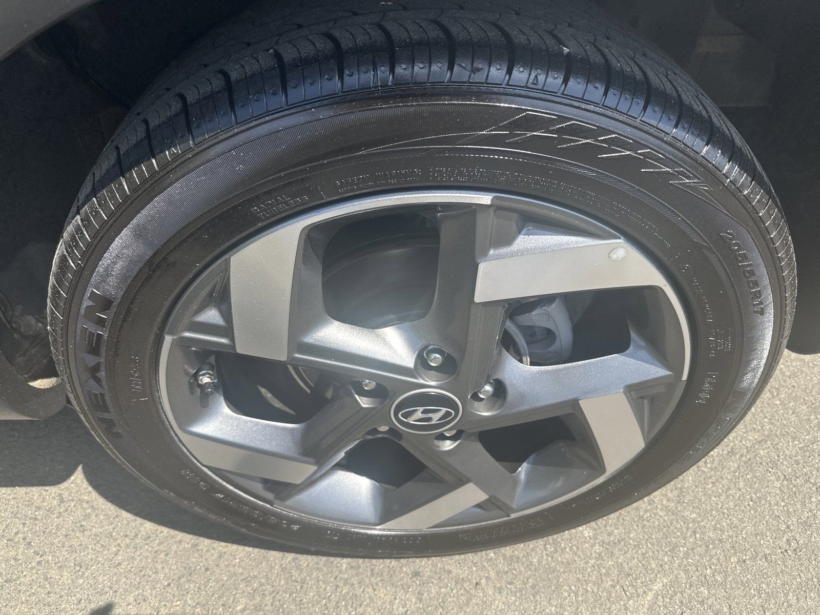 Used 2025 Hyundai Venue SEL FWD image 32