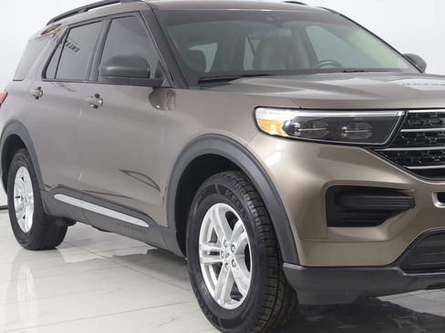 Used 2021 Ford Explorer XLT image 38