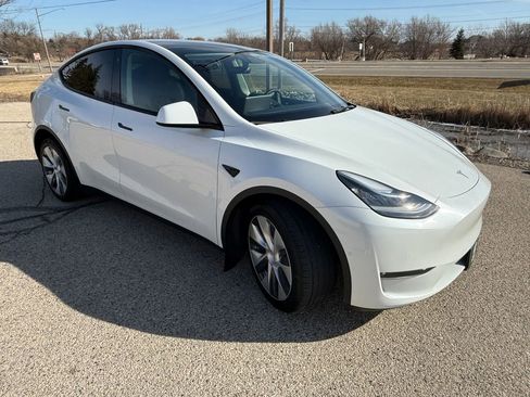 Used 2021 Tesla Model Y Long Range image 3