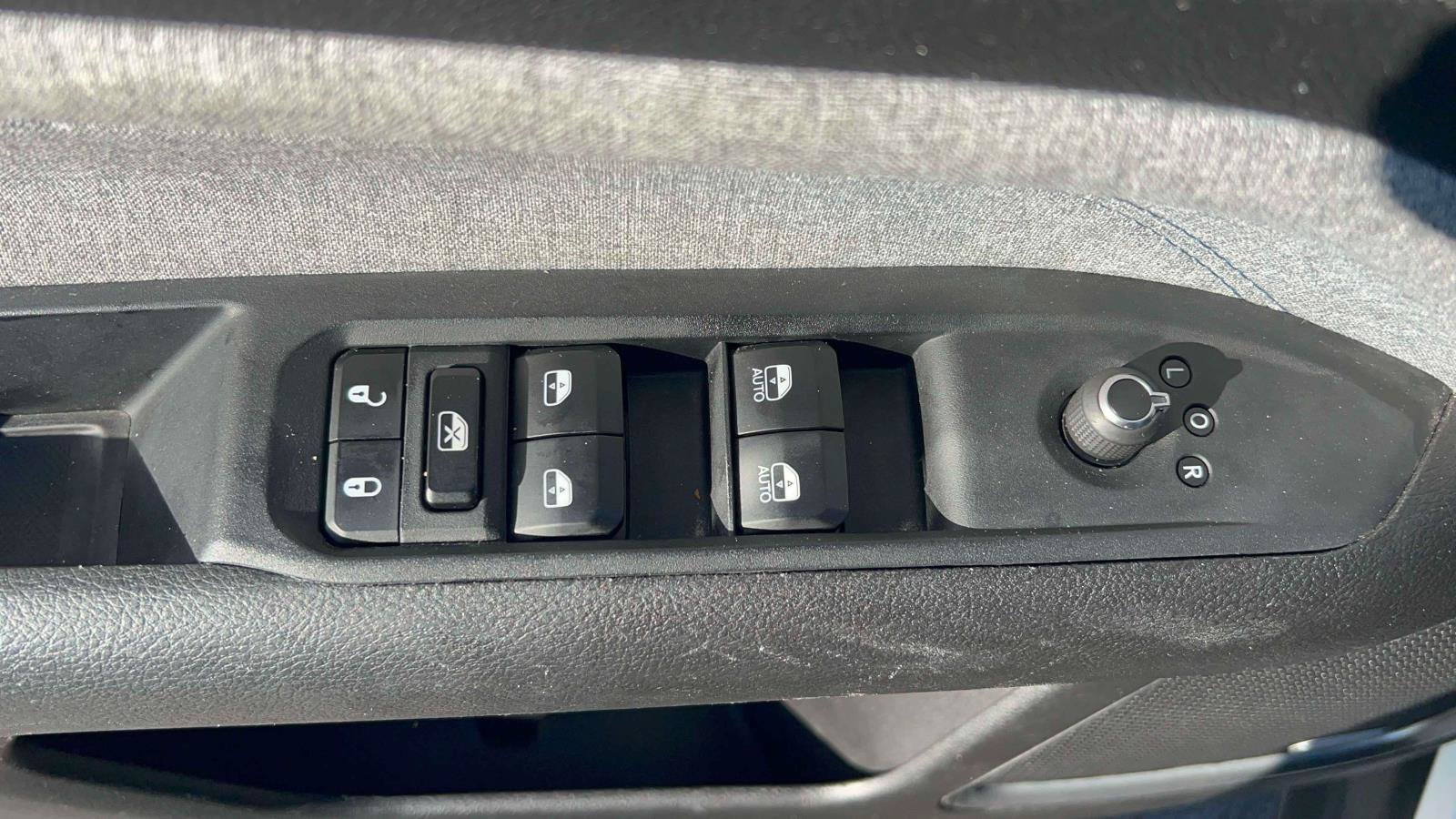 Used 2025 Jeep Compass Latitude w/ Sun & Sound Group AWD/4WD image 25